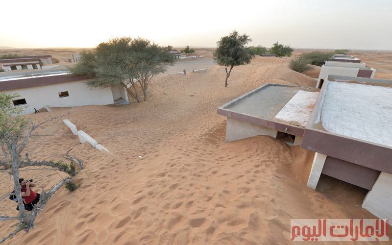 ما تسبَّب في طمر أجزاء كبيرة من معالم المساكن، ما جعل الدولة تقوم ببناء مساكن جديدة بموقع قريب أقل تأثراً بقوة الرياح.