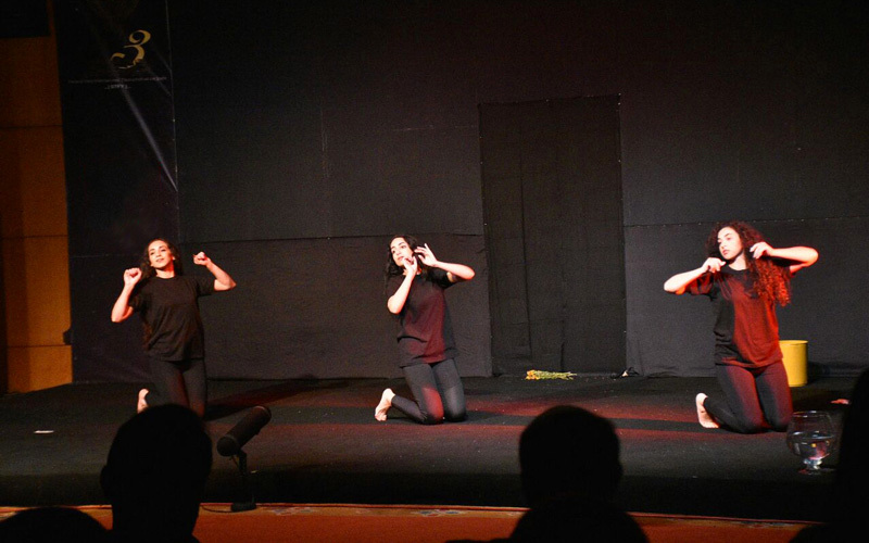 غدير عودة وكريستي دعبوب وديما عوض خلال العرض.  الإمارات اليوم