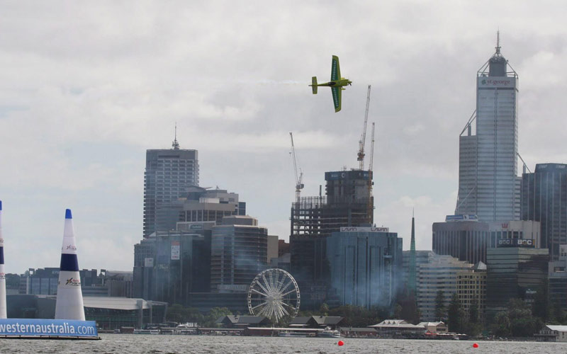 طائرة البرازيلي أديلسون كندلمان تحلق في الجو قبل سقوطها خلال استعراضات ريد بول الجوية في مدينة بيرث الأسترالية. المصدر: إي بي أيه