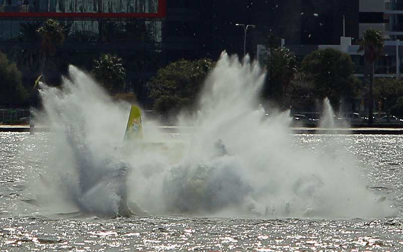 الطائرة ترتطم بالماء.  المصدر: أ.ف.ب