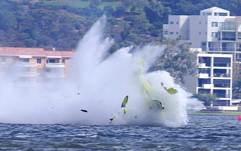 الطائرة تتحطم إلى أشلاء بعد ارتطامها بالماء. المصدر: أ.ب