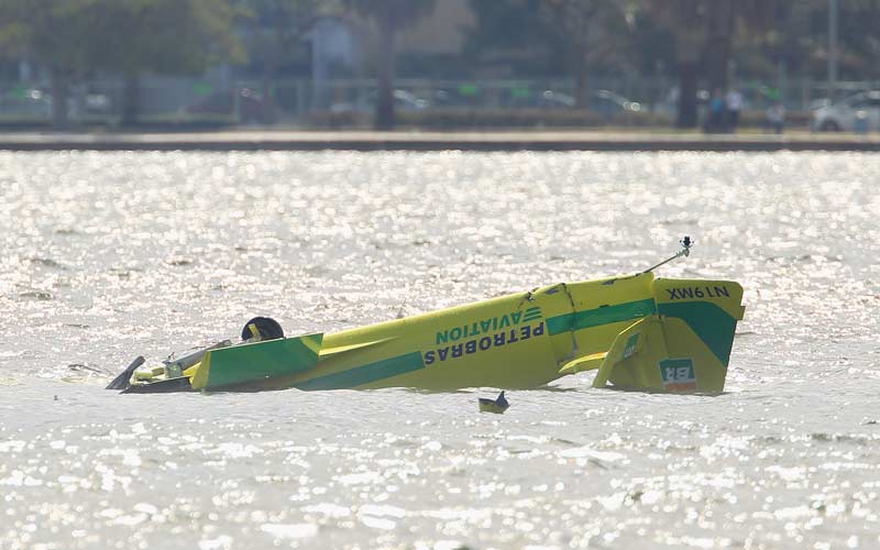 حطام الطائرة يطفو على الماء. المصدر: غيتي