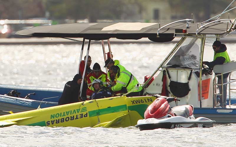 عملية الإنقاذ تمت بنجاح وجرى نقل الطيار البرازيلي إلى المستشفى وهو يعاني من إصابات عدة.  المصدر: غيتي