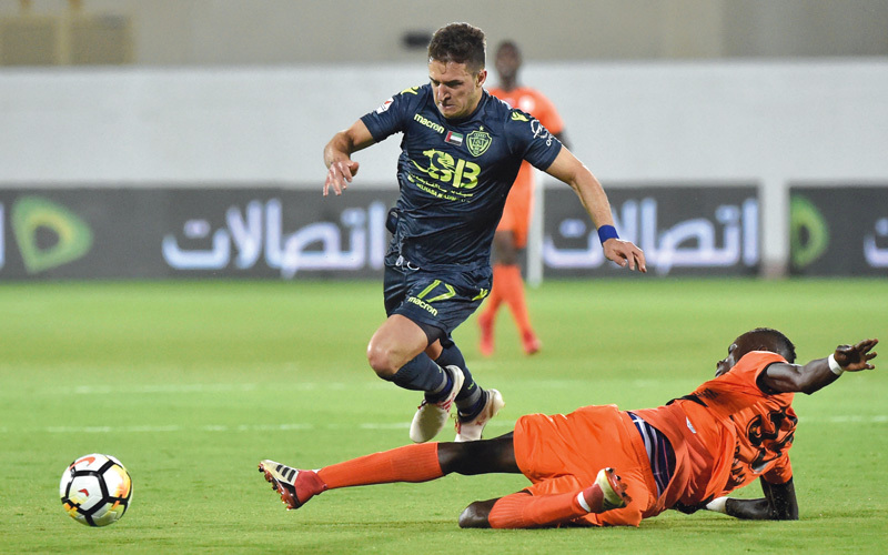 لاعب الوصل مانديز يحاول اجتياز دفاع عجمان. تصوير: أسامة أبوغانم