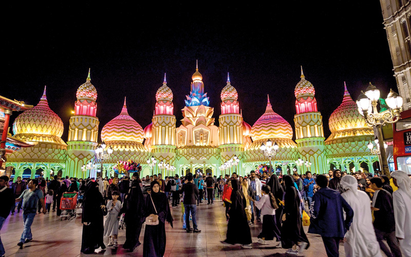 اقيمت فعاليات القرية العالمية هذا العام تحت شعار «وجهتكم لاكتشاف العالم». الإمارات اليوم