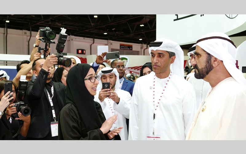 محمد بن راشد خلال جولته على منصات دوائر مشاركة في المعرض. وام