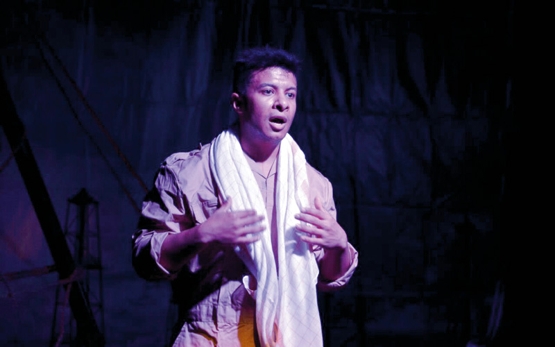 انتهج العرض الكويتي «مذكرات بحار»، لمخرجه سعيد الهرش طابعاً مختلفاً لمسرح المونودراما. الإمارات اليوم