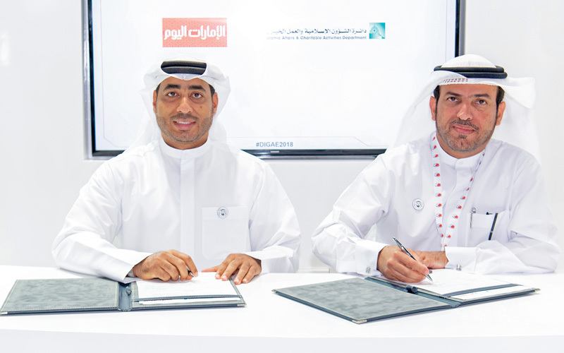 الريامي والمهيري خلال توقيع الاتفاقية على هامش معرض دبي الدولي للإنجازات الحكومية. تصوير: أحمد عرديتي