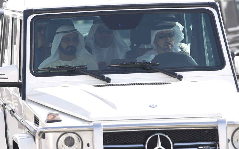 محمد بن راشد خلال متابعته منافسات الفترة المسائية من مهرجان المرموم. تصوير: أسامة أبوغانم