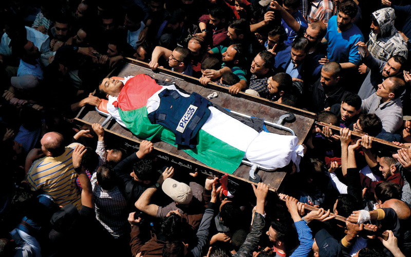 ياسر مرتجى.. طالته رصاصات الجيش الإسرائيلي وهو ينقل بعدسة كاميرته مسيرات العودة.

أرشيفية