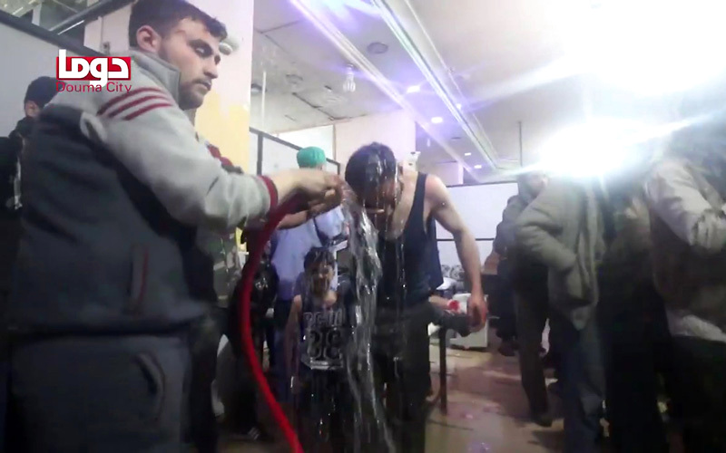 موظفو الإغاثة يقدمون المساعدة إلى المصابين بالهجوم الكيماوي في دوما. أ.ف.ب