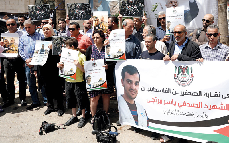 مؤسسات صحافية فلسطينية رسمية أدانت استهداف القوات الإسرائيلية للمصور ياسر مرتجى. الإمارات اليوم