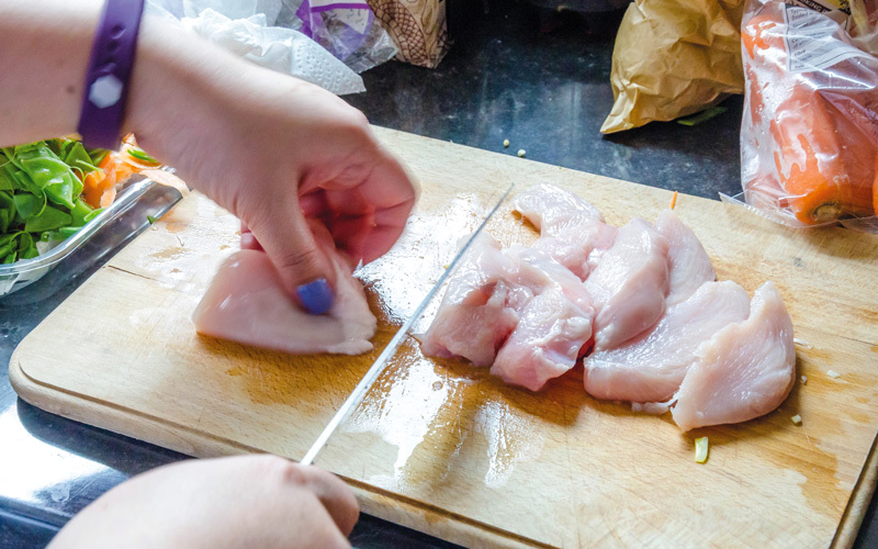 ألواح التقطيع غير المطابقة تؤدي  إلى الإصابة بالأمراض المنقولة عبر الغذاء. أرشيفية