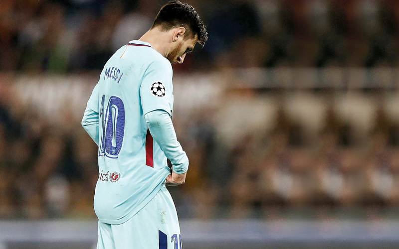 ميسي محبط من الهزيمة الثقيلة. إي.بي.إيه