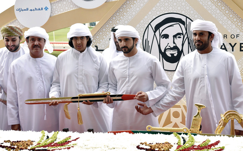 حمدان بن محمد خلال تتويجه الفائزين بالمهرجان الختامي للهجن في المرموم.  تصوير: أسامة أبوغانم