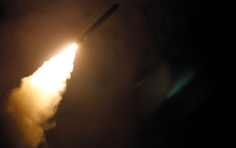 صورة قدمتها البحرية الأميركية تظهر صاروخاً من طراز توماهوك خلال إطلاقه من طراد على سورية. أ.ب