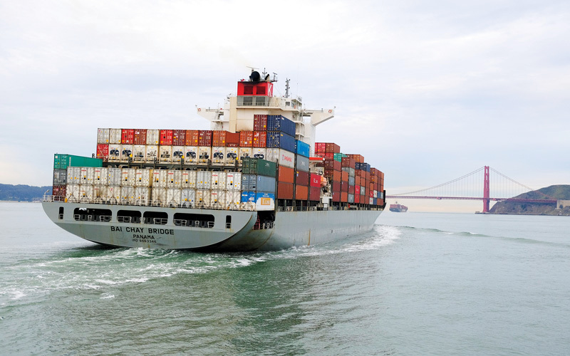سفينة حاويات صادرات في سان فرانسيسكو تتجه نحو مياه المحيط الهادي. أ.ب