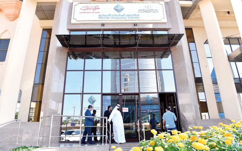 «فض المنازعات»: يحق للمستأجر موقف سيارة أو أكثر بحسب مساحة وحدته السكنية. تصوير: باتريك كاستيلو