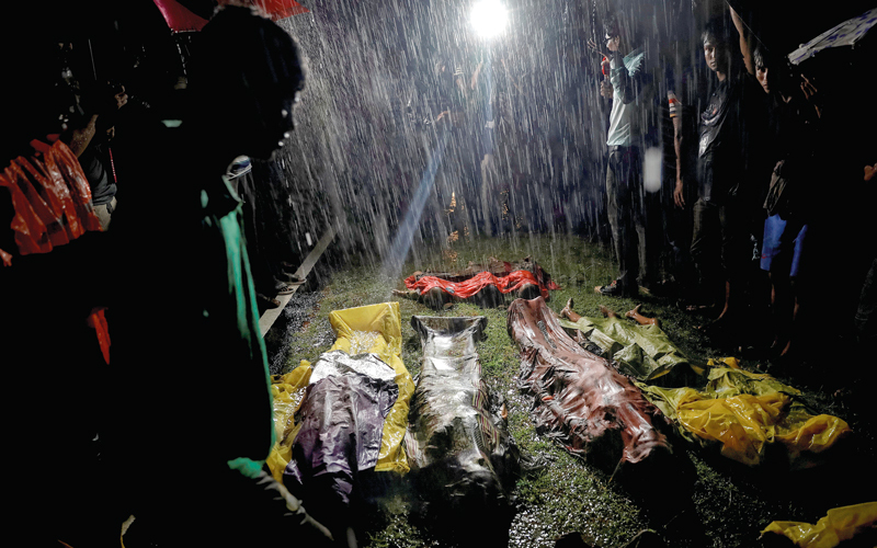 جثث عدد من اللاجئين انقلب بهم القارب أثناء قدومهم إلى بنغلاديش.  رويترز