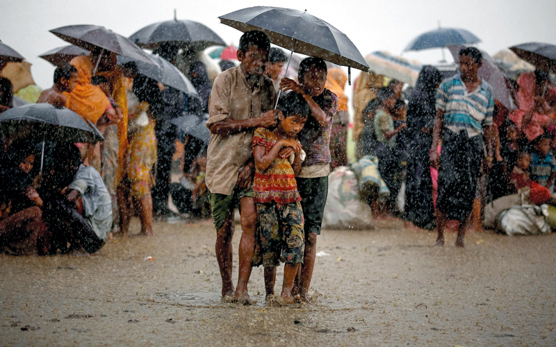 .. وآخرون يحاولون الحصول على مأوى من الأمطار.  رويترز