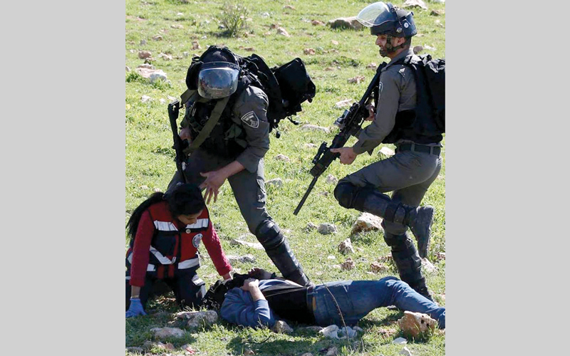 المسعفة الشابة نسرين عميرة أثناء تعرّضها للتهديد والضرب من الجنود الإسرائيليين خلال عملية إسعاف المصابين. أرشيفية