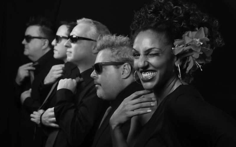 الفنانة العالمية صالحة و«فرقة مليون دولار».

من المصدر