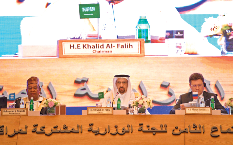 وزير الطاقة السعودي خالد الفالح (وسط) خلال الاجتماع في جدة أمس. أ.ف.ب