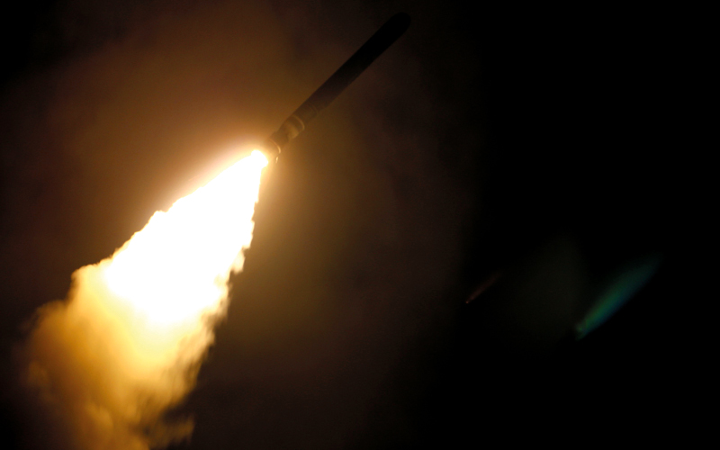 صاروخ توماهوك أميركي ينطلق نحو مواقع عسكرية داخل سورية.  أ.ف.ب