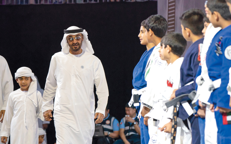 محمد بن زايد خلال حضوره فعاليات مهرجان أبوظبي للجوجيتسو. وام