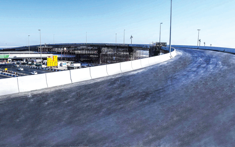 جسر بسعة مسارين يخدم الحركة المرورية القادمة من شارع ند الحمر إلى شارع المطار. من المصدر