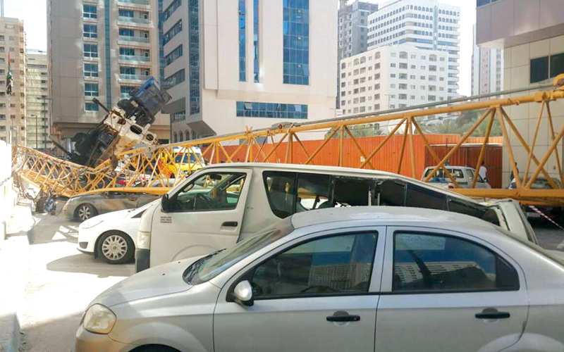 رافعة سقطت على 7 سيارات في إحدى مناطق أبوظبي. الإمارات اليوم