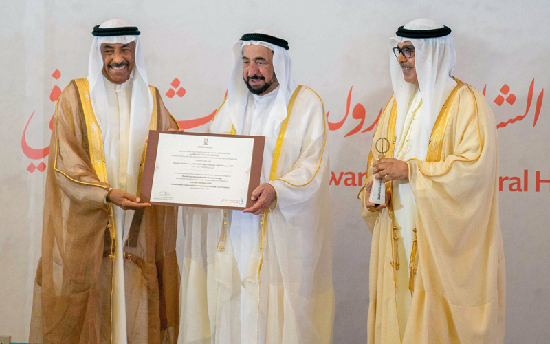حاكم الشارقة يكرّم نادي تراث الإمارات الفائز بجائزة الممارسات المحلية. وام