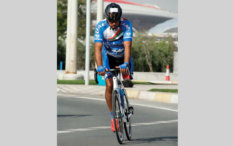 درّاج العين والمنتخب الوطني لأصحاب الهمم أحمد المنصوري يقود درّاجته بساق واحدة. من المصدر