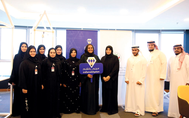 فريق «علم بالقلم» يزور دوائر حكومية للإسهام في المشروع. من المصدر