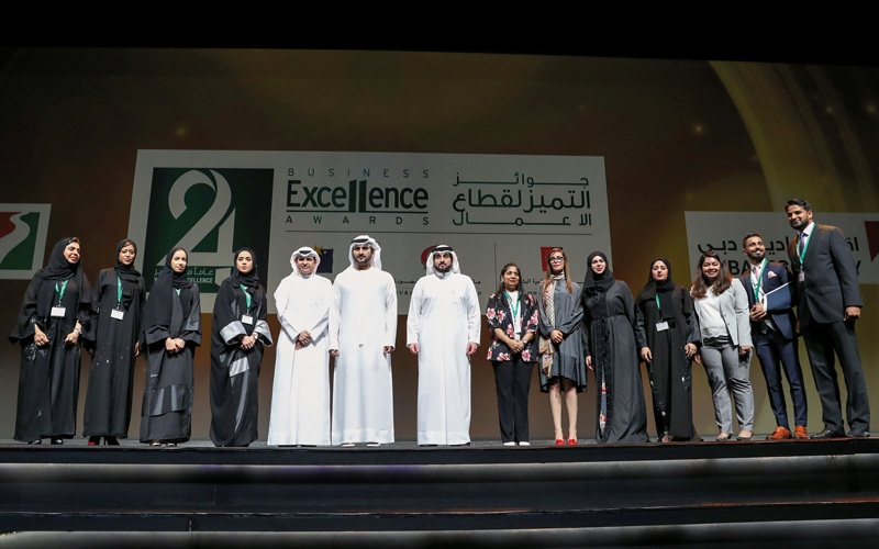 مكتوم بن محمد خلال تكريم الفائزين بجوائز «تميز الأعمال». وام