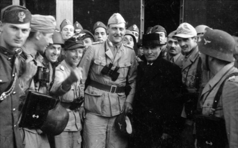 أوتو سكورزني مع موسوليني بعد تحريره. أرشيفية