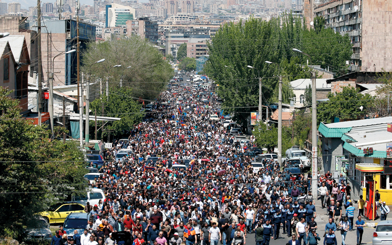 عشرات الآلاف يملأون الشوارع في العاصمة يريفان.  رويترز
