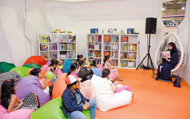 الأطفال استمعوا إلى فقرات من كتاب مريم بنت صقر القاسمي.

من المصدر