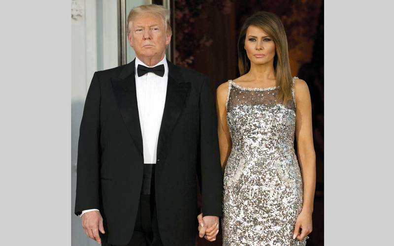 تبدو السيدة الأولى وقبضة زوجها. إي.بي.إيه