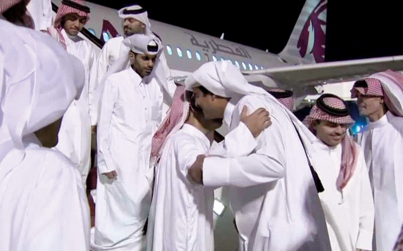 أمير قطر لحظة استقبال المخطوفين العائدين. من المصدر