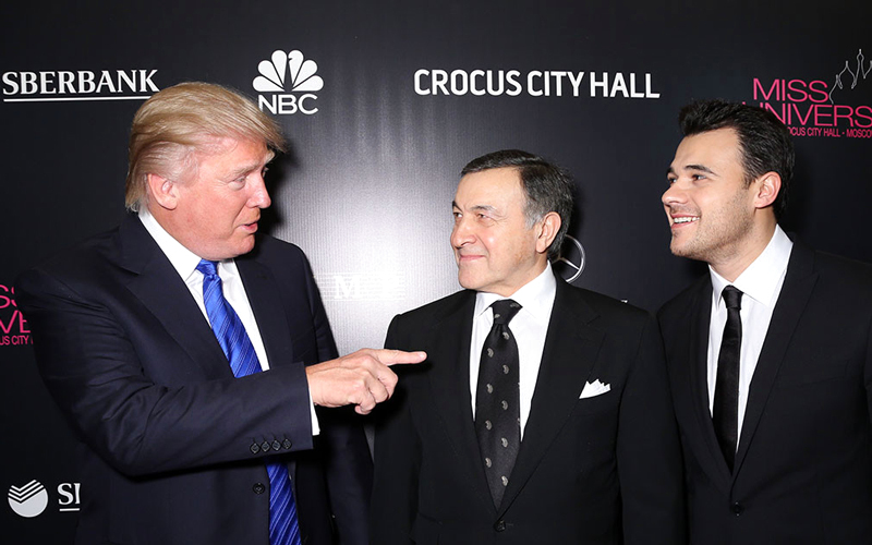 ترامب بمعية أراس وأمين أغالاروف خلال حضوره مسابقة ملكة جمال الكون. غيتي