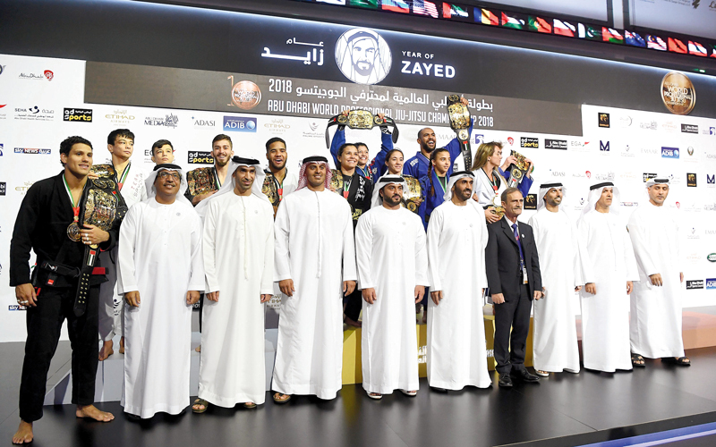 نهيان بن زايد خلال تتويج الفائزين في ختام منافسات بطولة أبوظبي لمحترفي الجوجيتسو. تصوير: إريك أرازاس