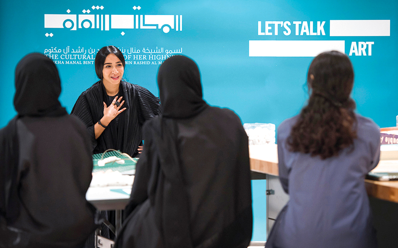 زينب الهاشمي استعرضت مسيرتها أمام طالبات كلية الفنون والصناعات الإبداعية.  من المصدر