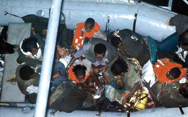 اليهود الإثيوبيون يتم نقلهم عبر مركب من الشاطئ إلى سفينة بحرية. بي.بي.سي