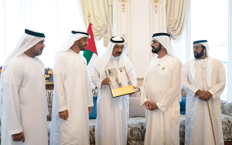 محمد بن راشد ومحمد بن زايد يستمعان إلى شرح حول الكتاب من محمد المر.

وام