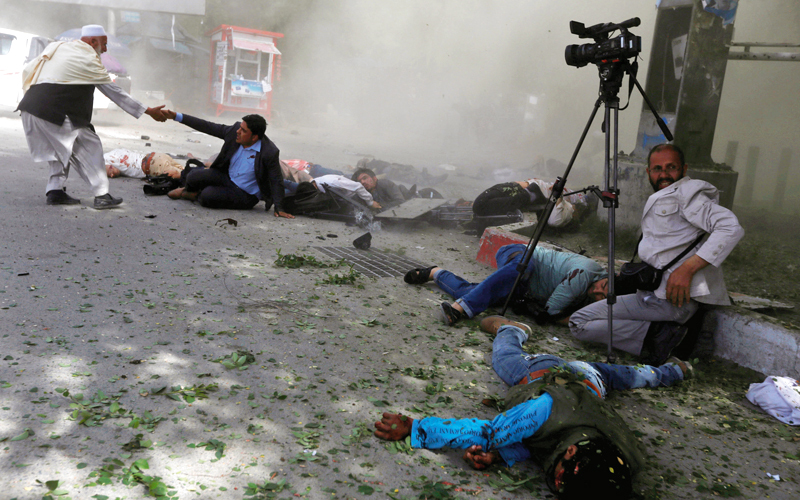 الصحافيون لحظة تعرّضهم للهجوم المميت.  رويترز