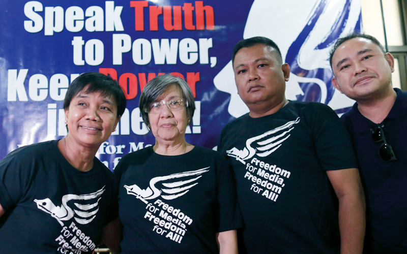 صحافيون فلبينيون في وقفة احتجاجية ضد أحوال الصحافيين في بلادهم وعبر العالم. إي.بي.إيه