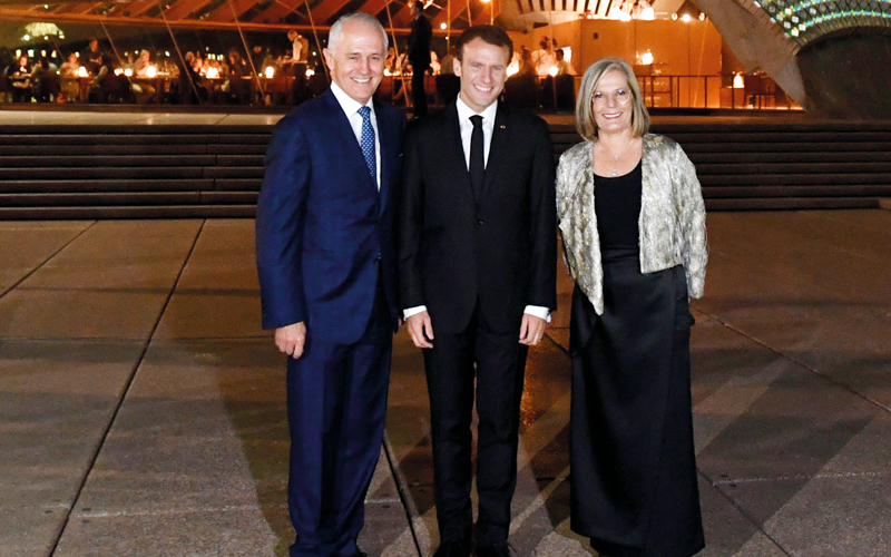 رئيس الوزراء الأسترالي والرئيس الفرنسي والسيدة الأسترالية الأولى.  أ.ف.ب