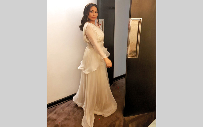 شيرين عبدالوهاب بالقفطان الأبيض خلال حفلها في المغرب.