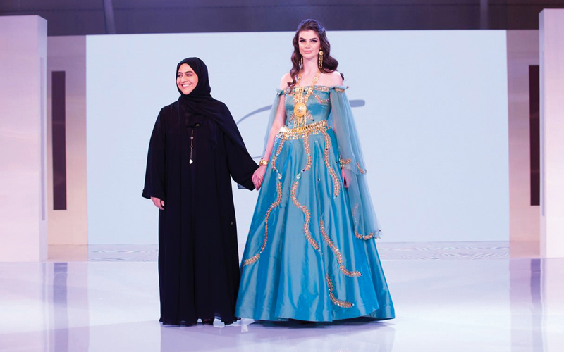 المصممة الإماراتية فريال البستكي مع إحدى عارضات أعمالها.  من المصدر